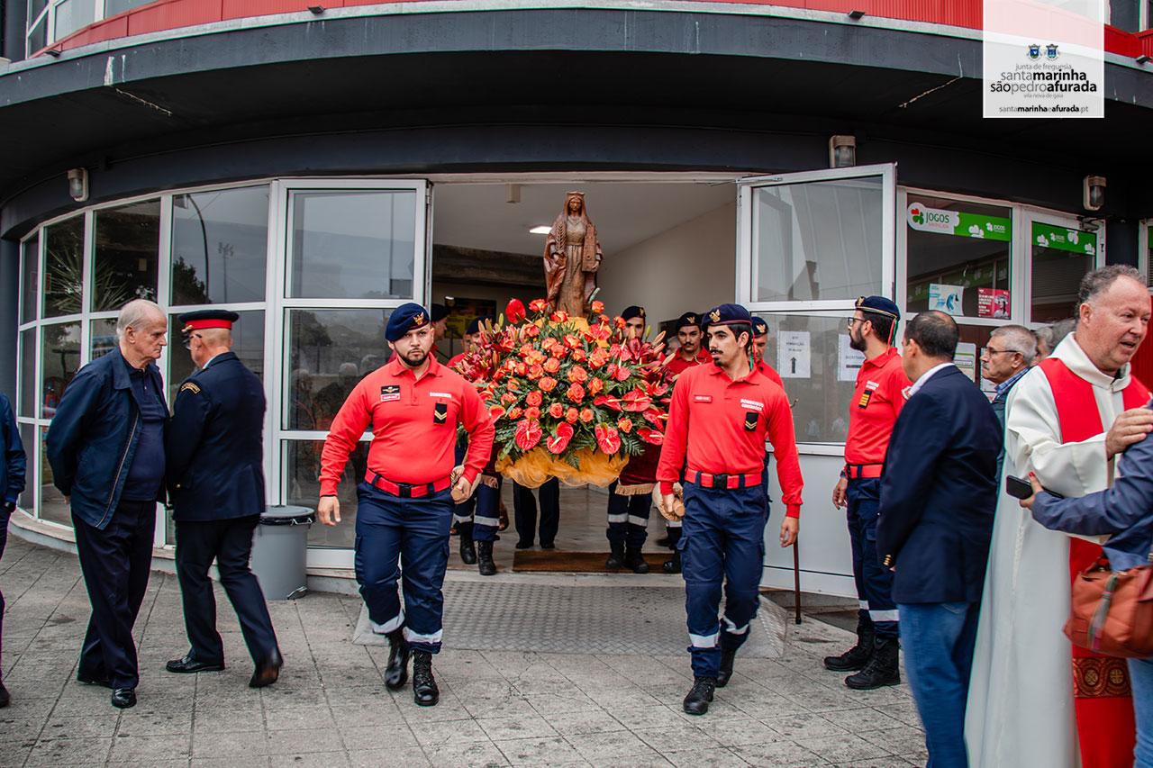 O cortejo saiu do quartel dos bombeiros