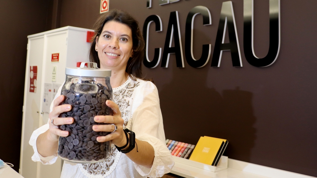 Raquel Lima, a proprietária, com as ‘mágicas’ pepitas de chocolate