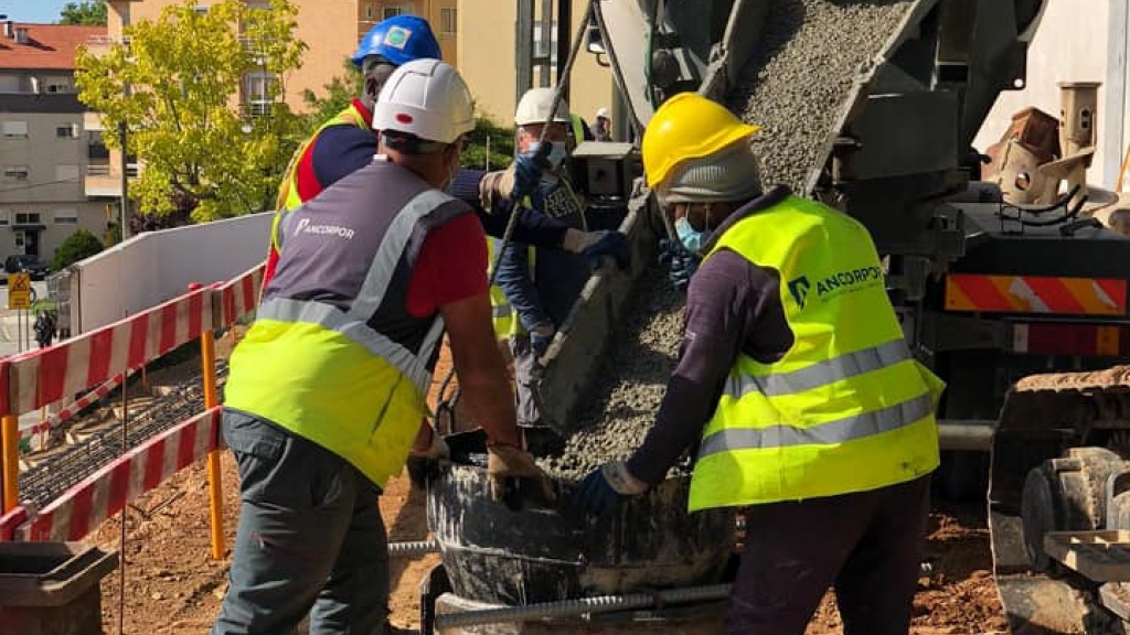O momento da colocação da primeira estaca da nova estação