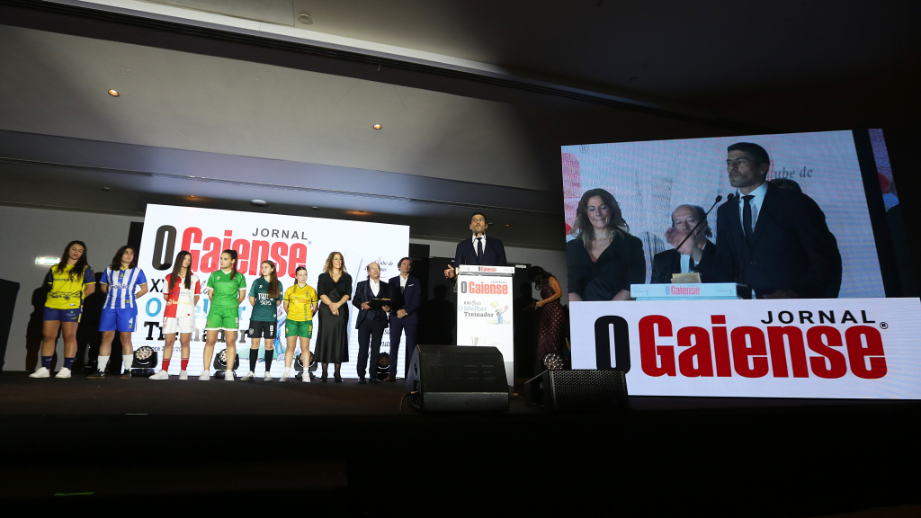 ↑ Atletas de futebol feminino gaiense subiram ao palco, juntamente com Marina Mendes (CM Gaia), Paulo Fraga (AF Viseu) e Filipe Bastos (O Gaiense) para homenagearem Neto.