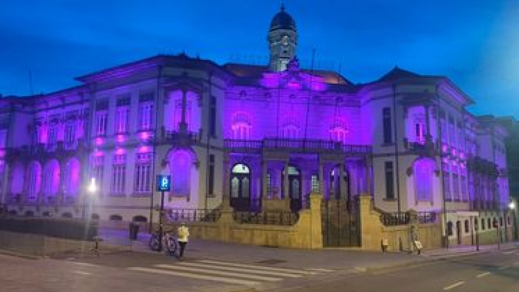 CM gaia iluminada de roxo