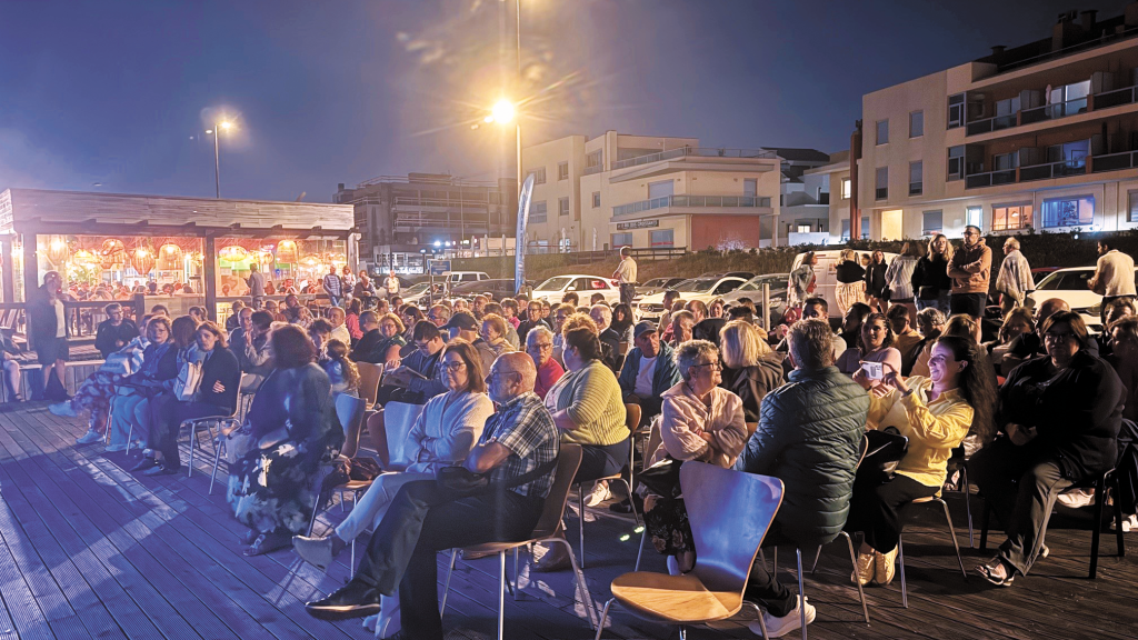 Nem o frio afastou os amantes do fado da praia de Salgueiros