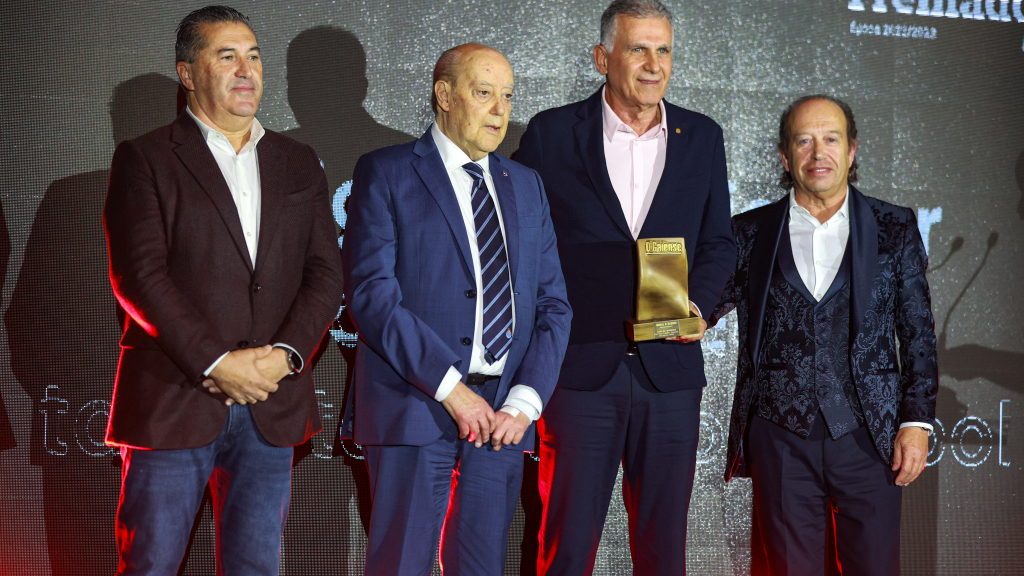 José Peseiro (treinador), Pinto da Costa (FC Porto) e Filipe Bastos (O Gaiense), ladearam o comovido Carlos Queiroz, na altura da sua homenagem.