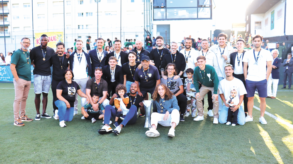 Vários jogadores, alguns já ex-jogadores, do Coimbrões voltaram a Silva Matos, para receber as medalhas e pegar na Taça de Campeão