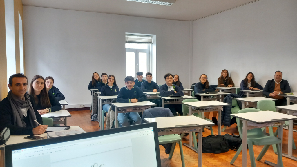 Jovens do Colégio Internato Claret atentos à palestra de O Gaiense.