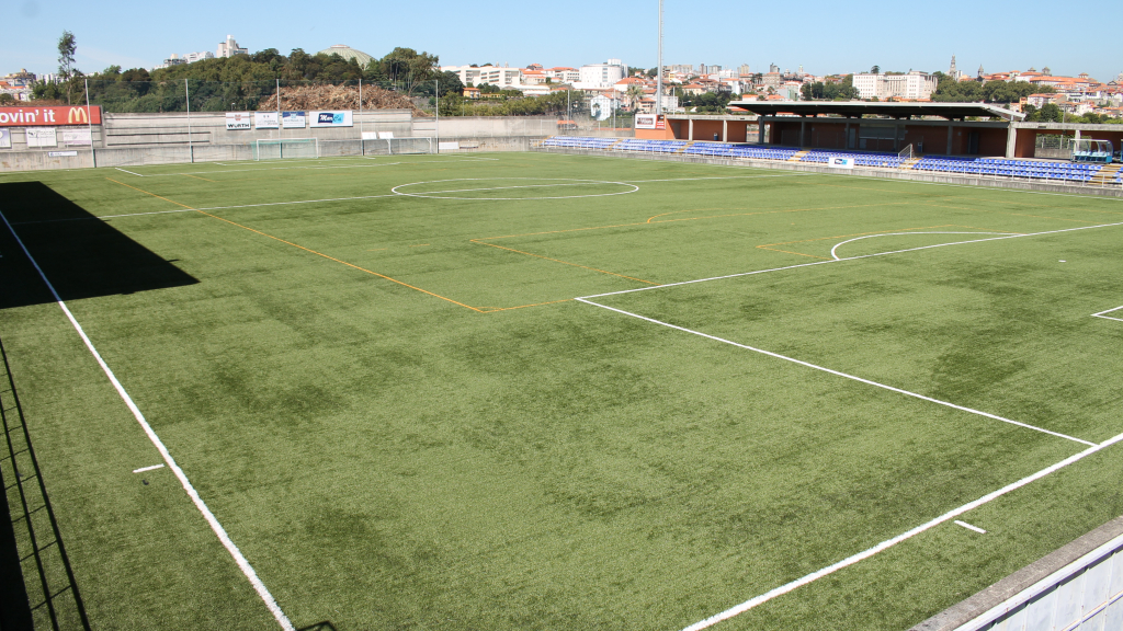 Complexo Desportivo Rei Ramiro recebe o dérbi desta tarde.