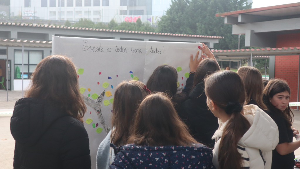 Alunos no mural personalizado