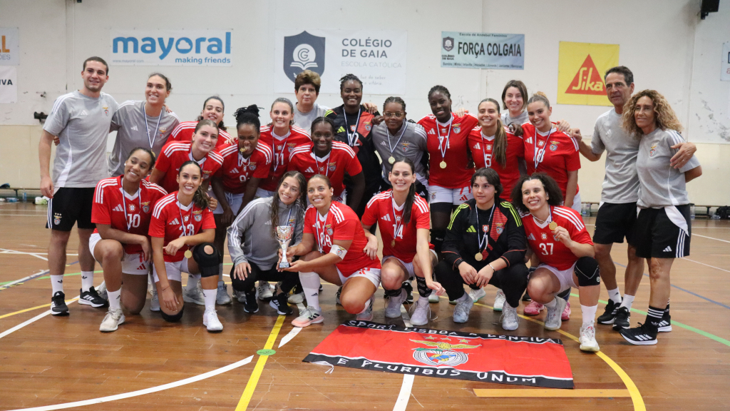 Depois de um jogo equilibrado,o Benfica levou a melhor nos penáltis, vencendo o Balonmano Porriño