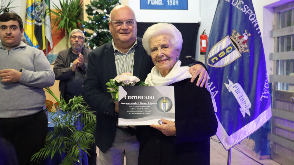 Maria Arminda Santos recebeu o emblema de 75 anos de filiação ao clube.