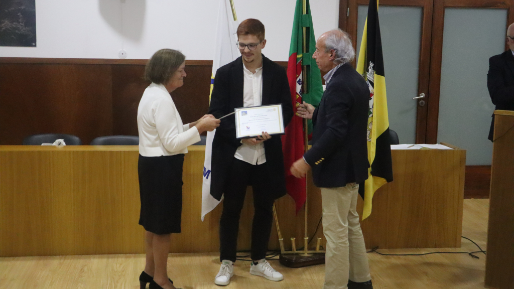 Aluno Bruno Correia (ao centro) com Fátima Piedade e Ângelo Vieira.