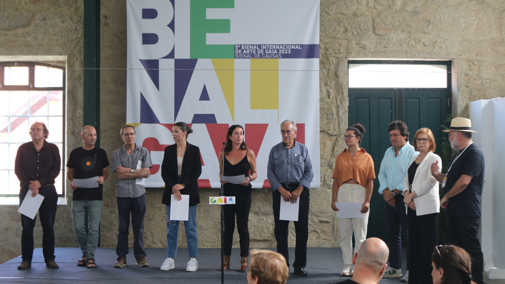 Entrega de prémios e menções honrosas do Concurso Internacional no último dia da Bienal em Lever.