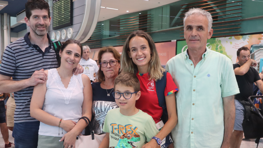 Susana Godinho apressou-se a abraçar a família na chegada ao aeroporto após a estreia olímpica