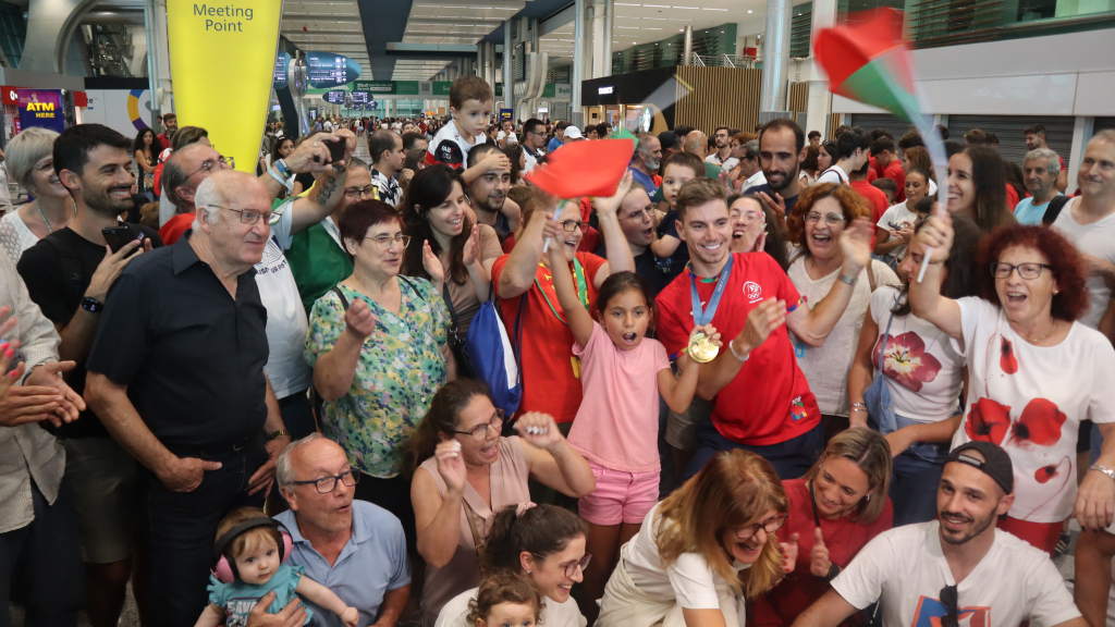 A festa terminou no Aeroporto Francisco Sá Carneiro com a família a partilhar a emoção da vitória do campeão olímpico Rui Oliveira