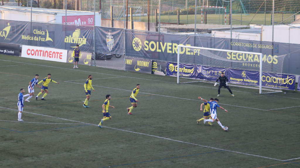 Miguel Albuquerque já rematou para o terceiro golo do Oliveira do Douro. O jogador havia entrado aos 77’ e três minutos depois decidiu a partida.