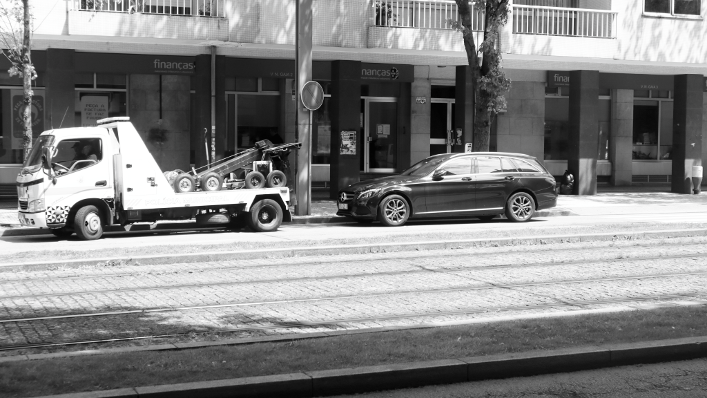 Estacionamento em segunda fila na Avenida da República deixa de existir, antevê autarquia