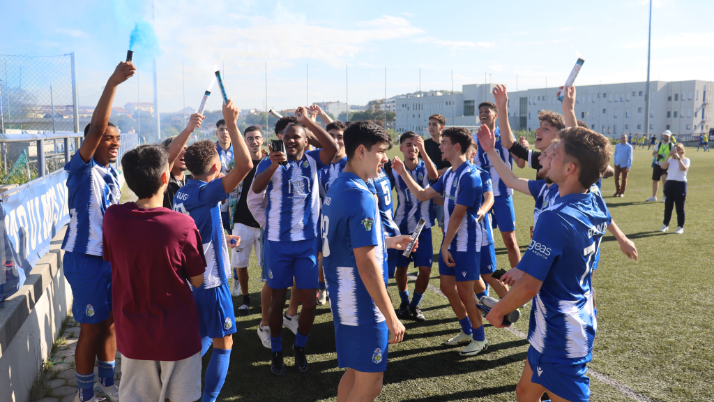 Bancadas do estádio do Oliveira do Douro encheram-se para apoiar a equipa, que festejou no final dos 90', o acesso à Fase Subida.