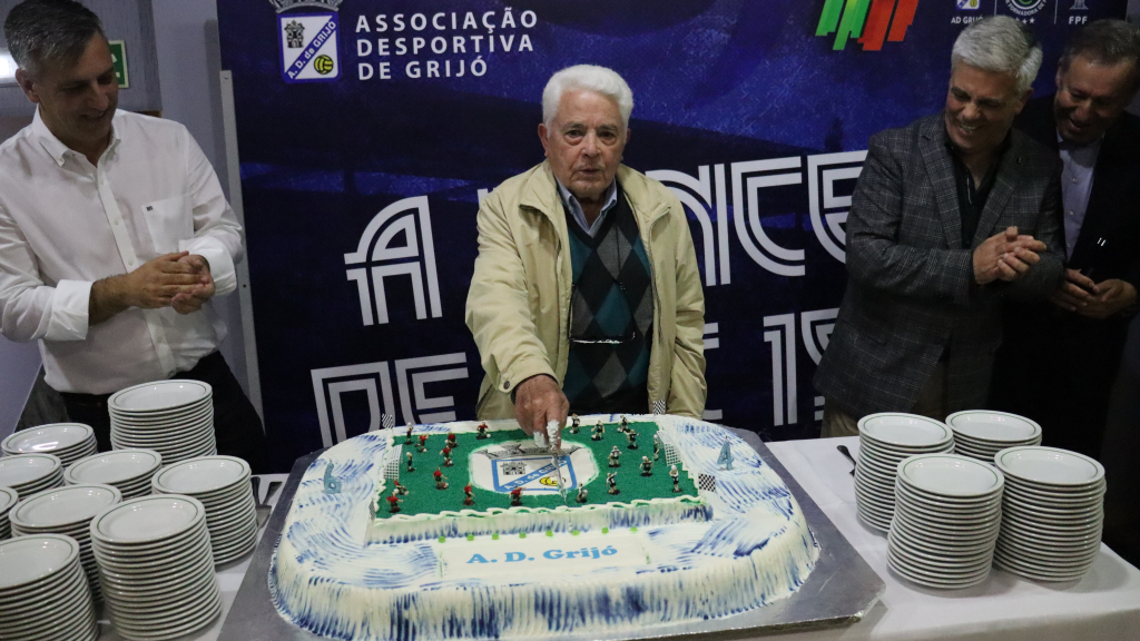 Fernando Ferreira, 90 anos e sócio nº 1 da AD Grijó, cortou o bolo.