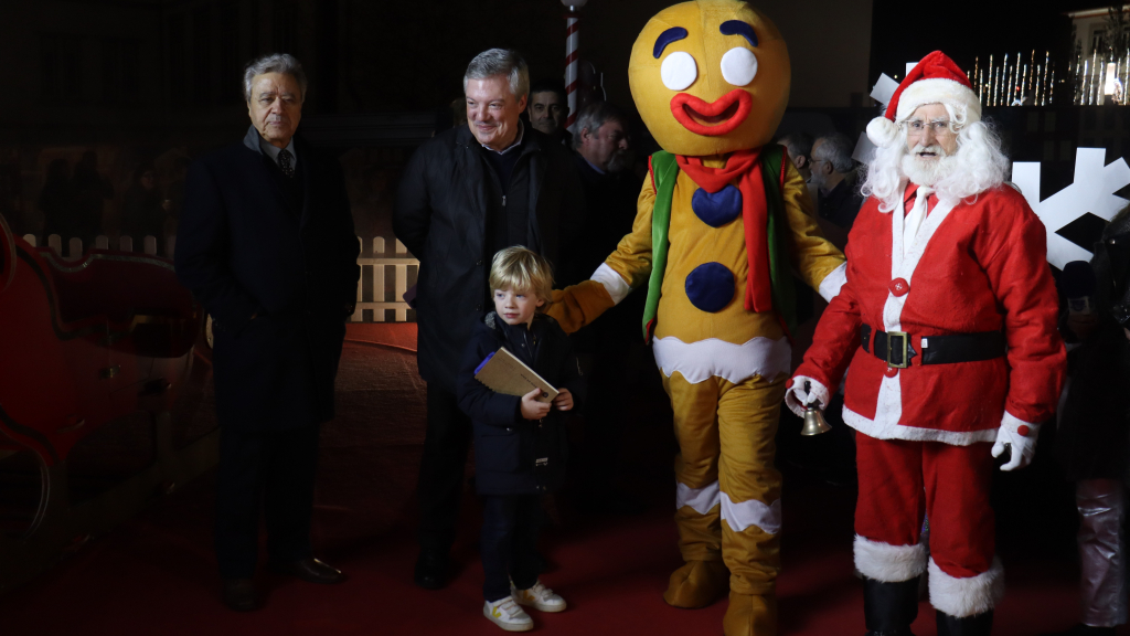 Claro de Oliveira, Eduardo Vítor Rodrigues e Salvador com as figuras de natal.