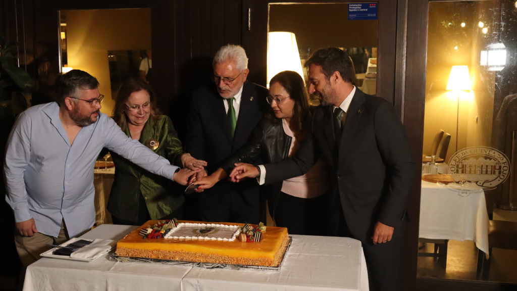 Maria José Gamboa, Valentim Miranda e Célia Correia no corte do bolo