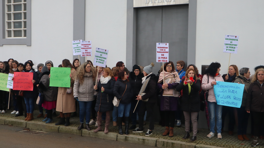 Protesto à porta da fábrica La Perla, que deixou 200 trabalhadoras sem emprego.