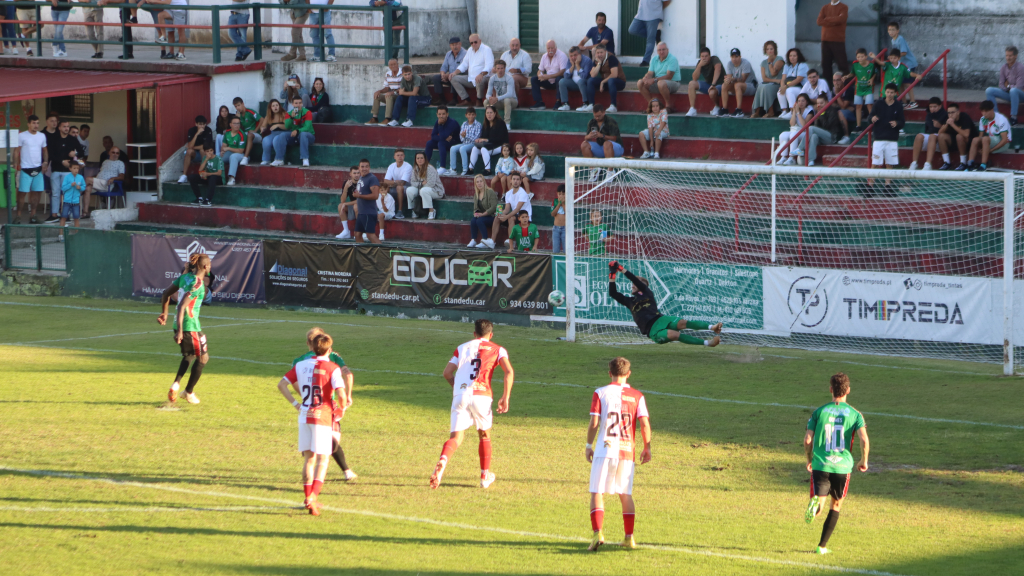 Ima, guarda-redes do Avintes, defendeu uma grande penalidade, num jogo disputado com intensidade.
