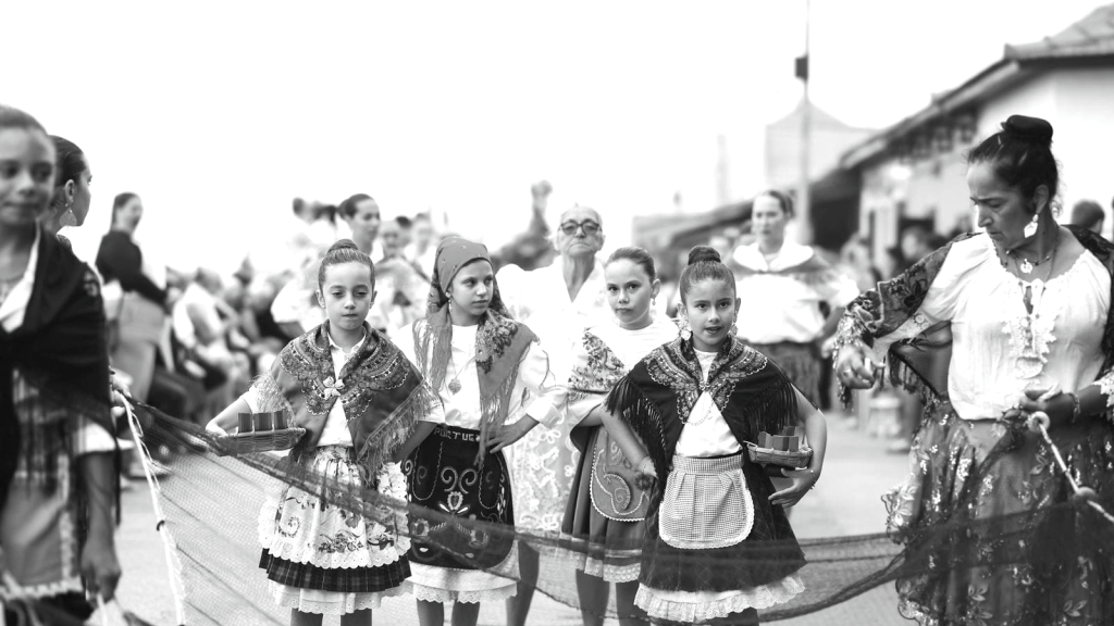 Pessoas de todas as idades desfilaram com trajes tradicionais