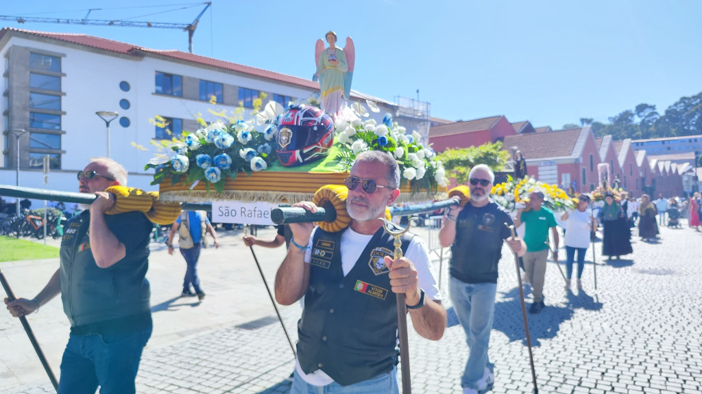 Grupos carregam andor na procissão 