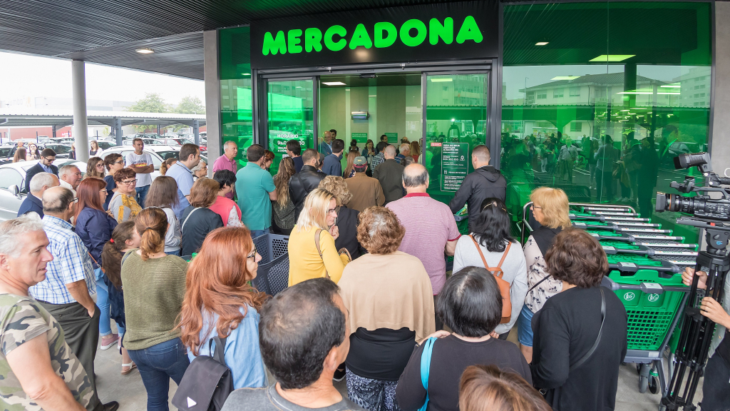 Na fotografia, estão os primeiros clientes da Mercadona em Portugal, aquando da inauguração da loja em Canidelo, em 2019.