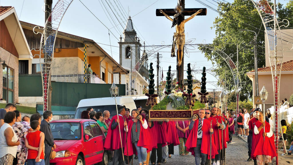 A passagem do senhor dos Aflitos durante a procissão.