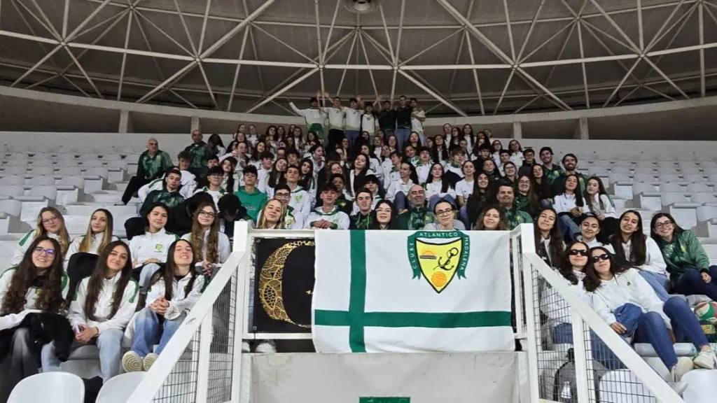 Comitiva de 140 atletas do CA Madalena em Gondomar.