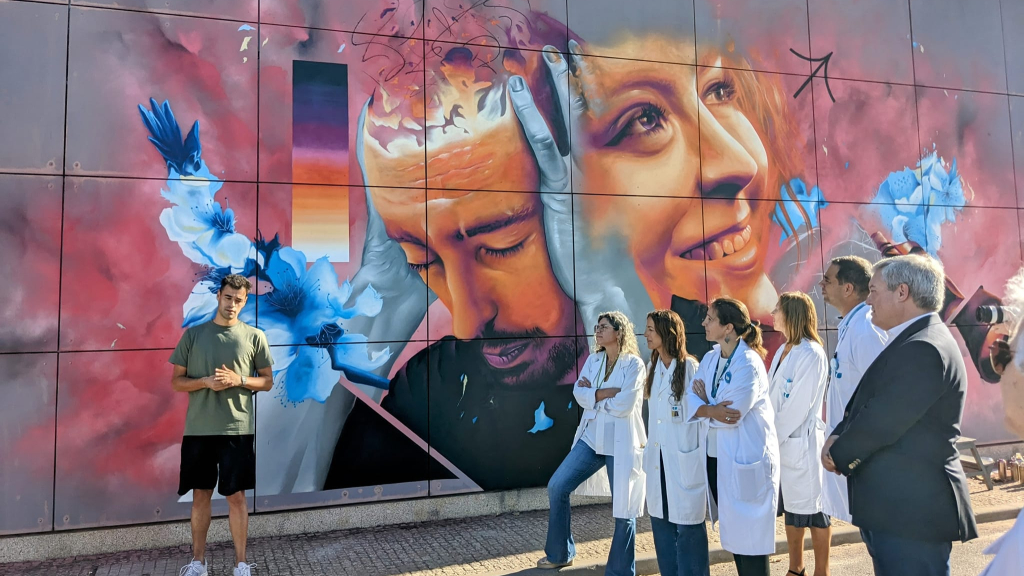 Guel Do It é o autor do novo mural ‘Bloom’, na fachada do Serviço de Psiquiatria do Hospital de Gaia 