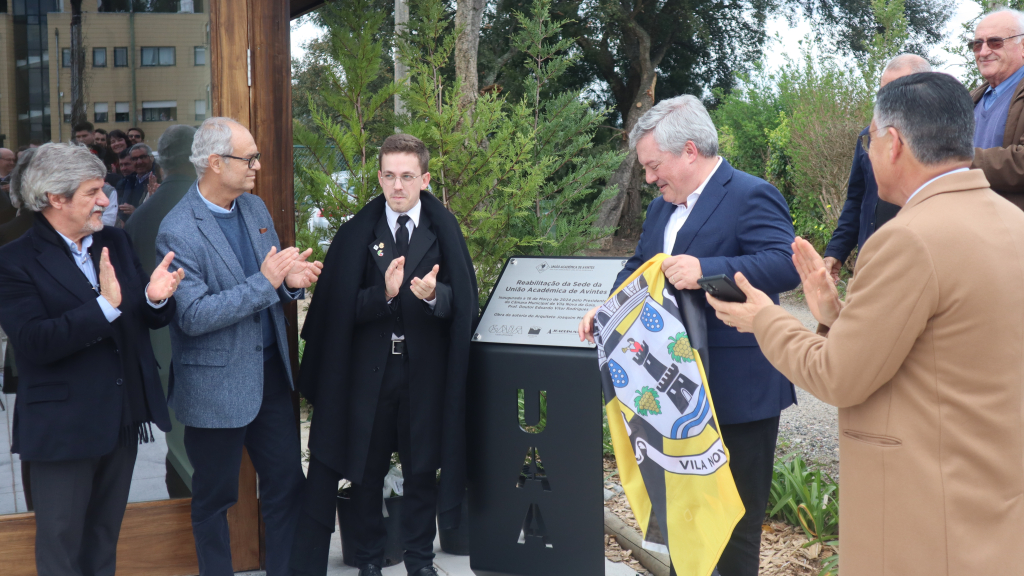 Momento do descerramento da placa de inauguração.