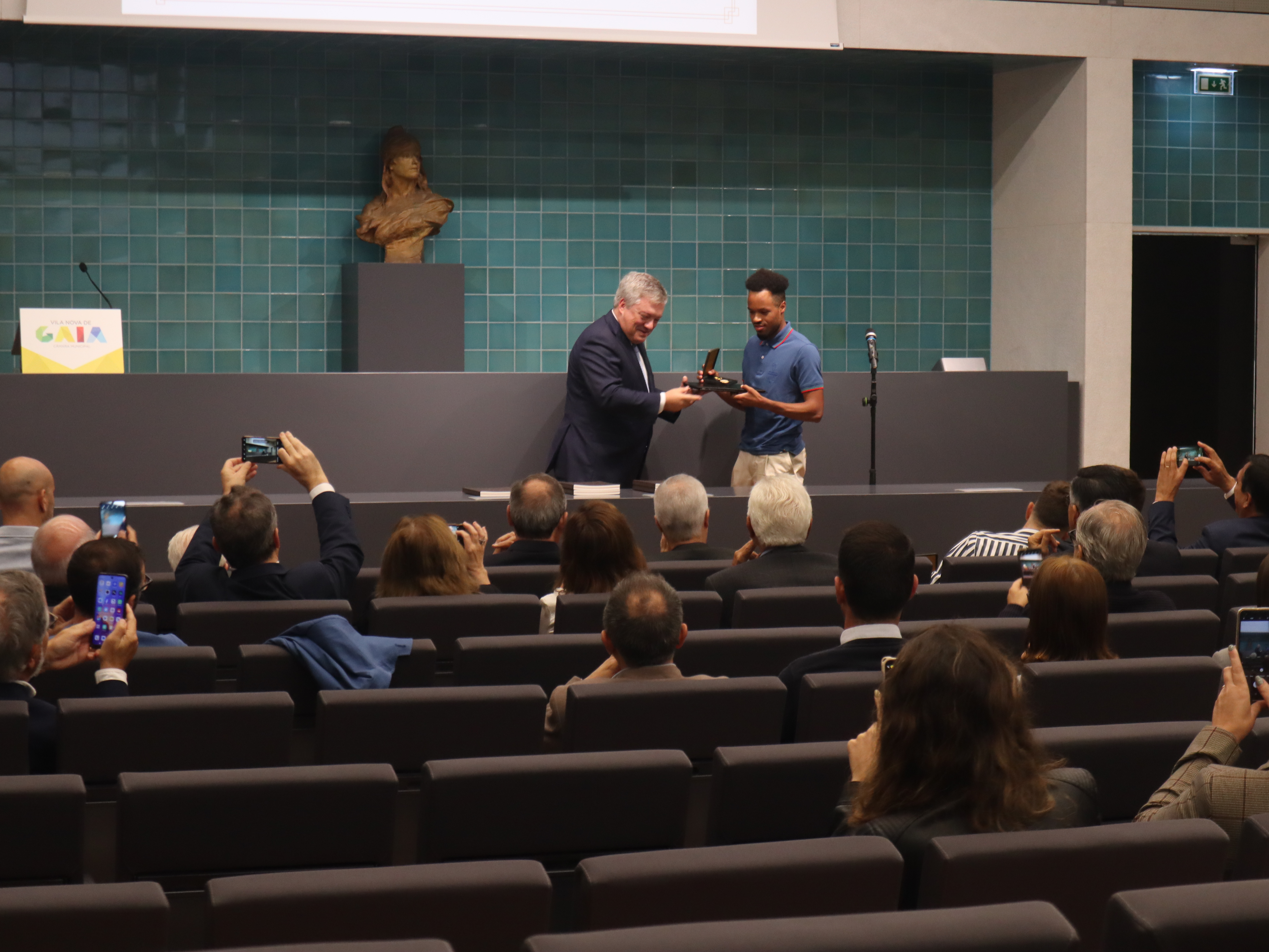 "Quero agradecer à Câmara esta homenagem e o apoio do meu treinador. Vou continuar a trabalhar e espero ter inspirado mais pessoas". 