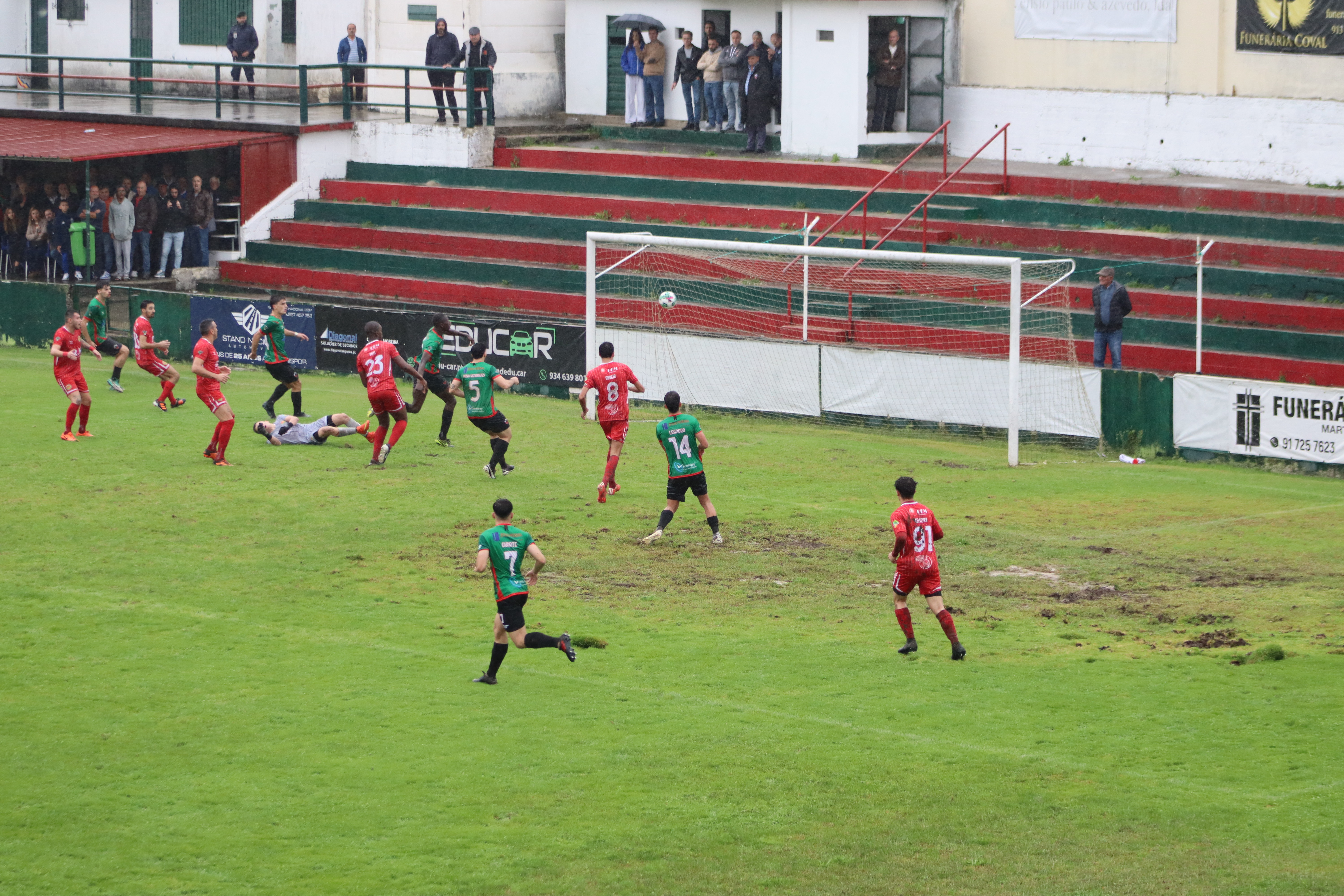 Ivo abriu o marcador para a equipa de Sandim, aos 14', e Fati estava no sítio certo para marcar o segundo golo do D. Sandinenses, aos 37'