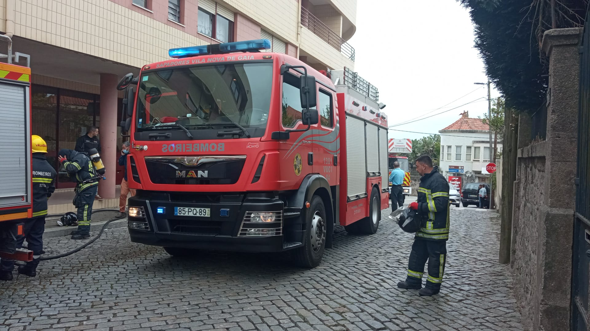 Bombeiros Voluntários de Valadares e Sapadores de Gaia estiveram no combate ao incêndio