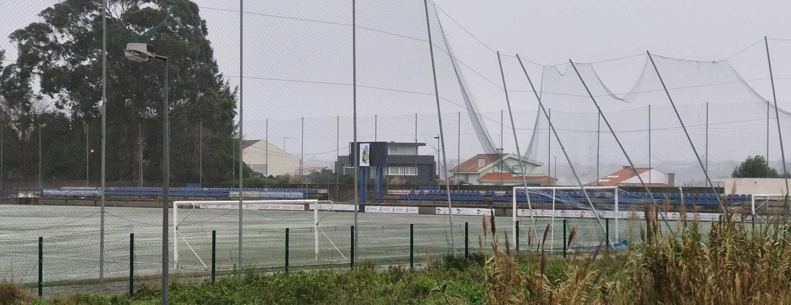 Rede do estádio do Oliveira do Douro cedeu à força do vento