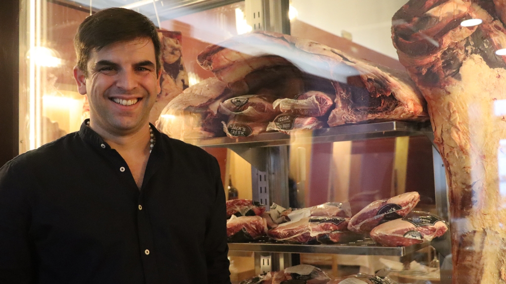 Roberto Santos, gestor do Restaurante Grill San Gallo, destaca as carnes maturadas como principal cartão de visita da casa