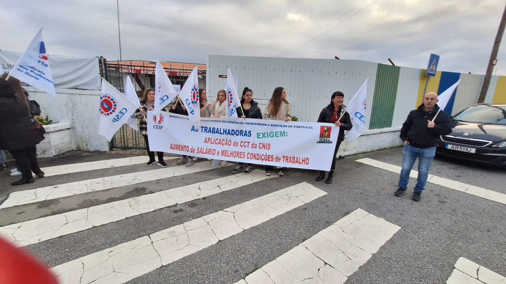 Trabalhadores docentes do Centro Infantil de Crestuma em greve.