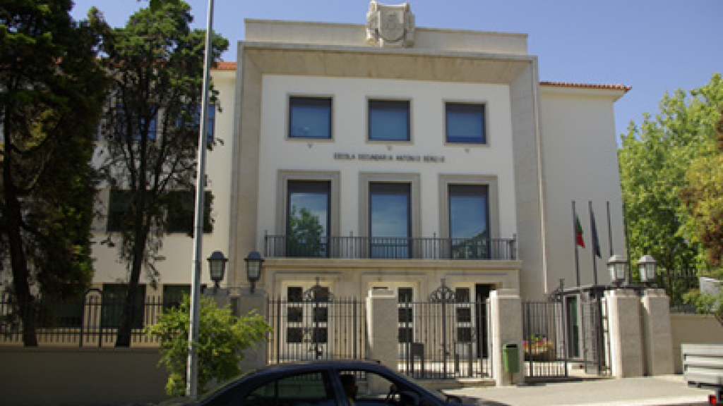 Entrada principal da Escola António Sérgio será palco de manifestação