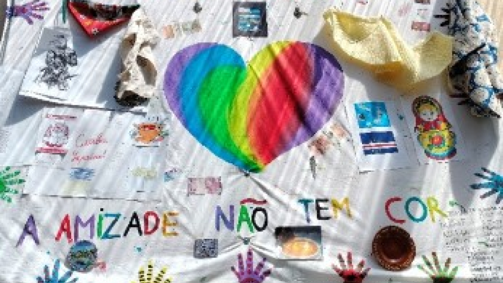 Pano colorido pela comunidade escolar do AE D. Pedro I