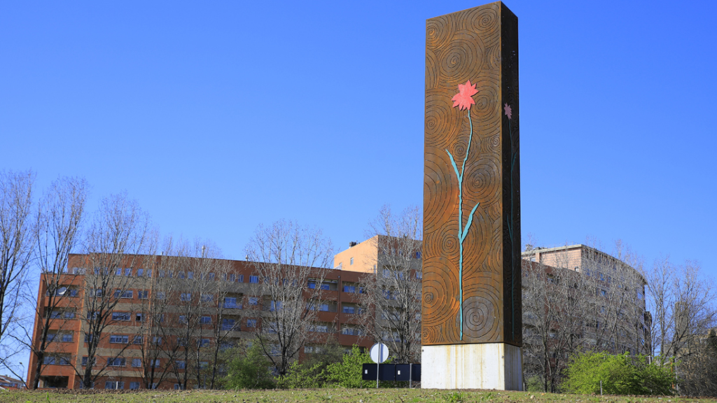 Monumento na Rotunda Norte do Nó de Santo Ovídio de Paulo Neves.