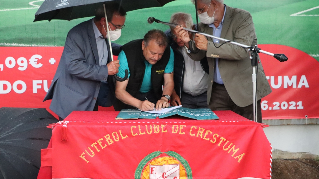 Momento histórico em Crestuma, que nem a chuva evitou