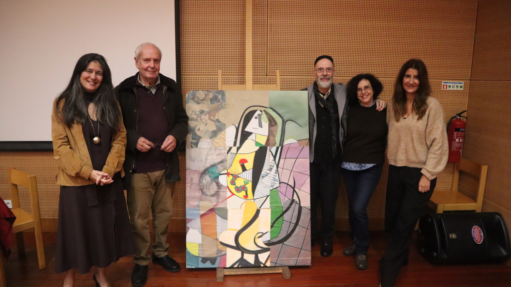 Diretora da ESIC, Manuela Carvalho, com os artistas Carlos Carreiro e Albuquerque Mendes, a bibliotecária Alexandra Lage e Rute Dixo.