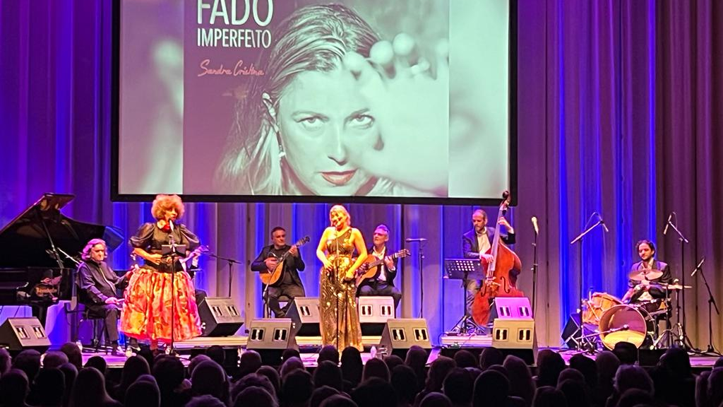 Sandra Cristina festejou 40 anos de fadista na Casa da Música num concerto que contou com as participações de Sandra Correia e Maria João.