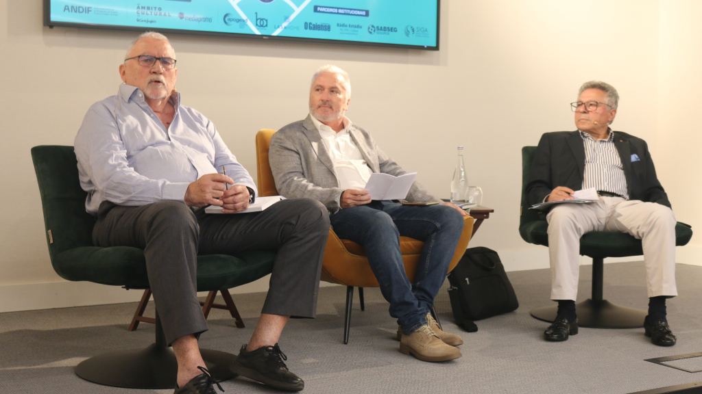 Jorge Araújo e José Neto, sob o olhar atento de Fernando Eurico, deram uma autêntica aula sobre comportamento no mundo do desporto