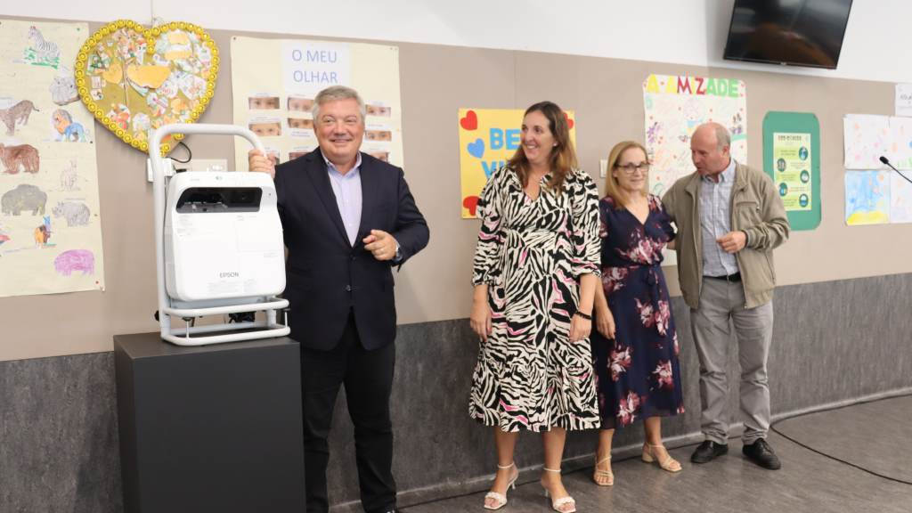 Entrega Simbólica de um projetor na Escola Básica de Lavadores