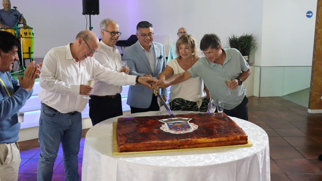 Corte do bolo com o executivo da Junta de Avintes e o vereador Elísio Pinto, em representação da Câmara