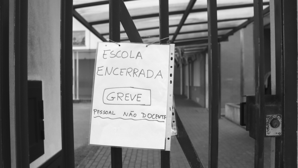 Papel escrito à mão na Escola Básica da Bandeira a dizer "Escola encerrada-Greve".