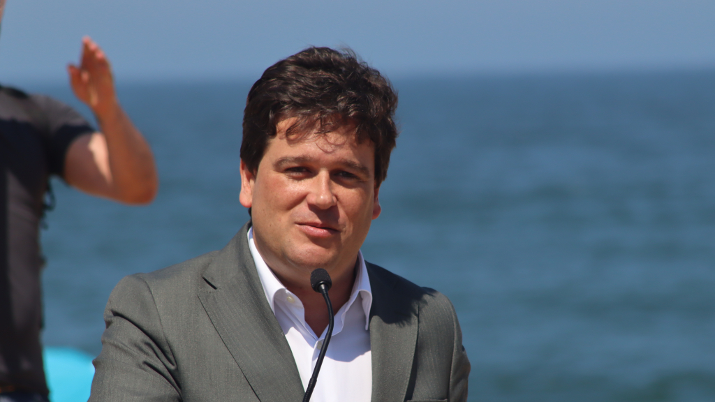 Foto do rosto de Miguel Lemos a realizar um discurso relativamente à comemoração das praias azuis de Gaia em 2024