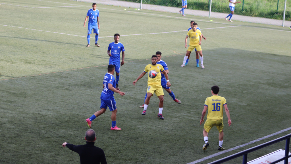 Oliveira do Douro bateu-se de igual para igual com o Paredes, mesmo com nove jogadores em campo.